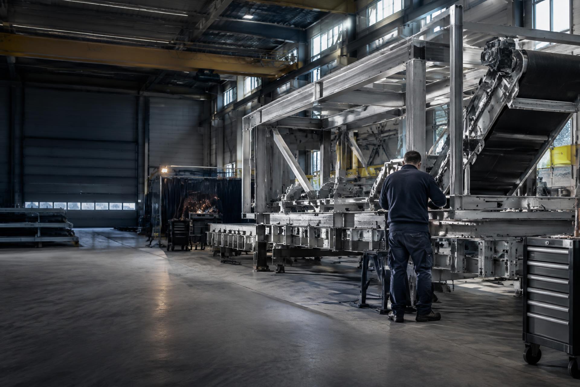 Technicus werkt aan een industriële machineconstructie
